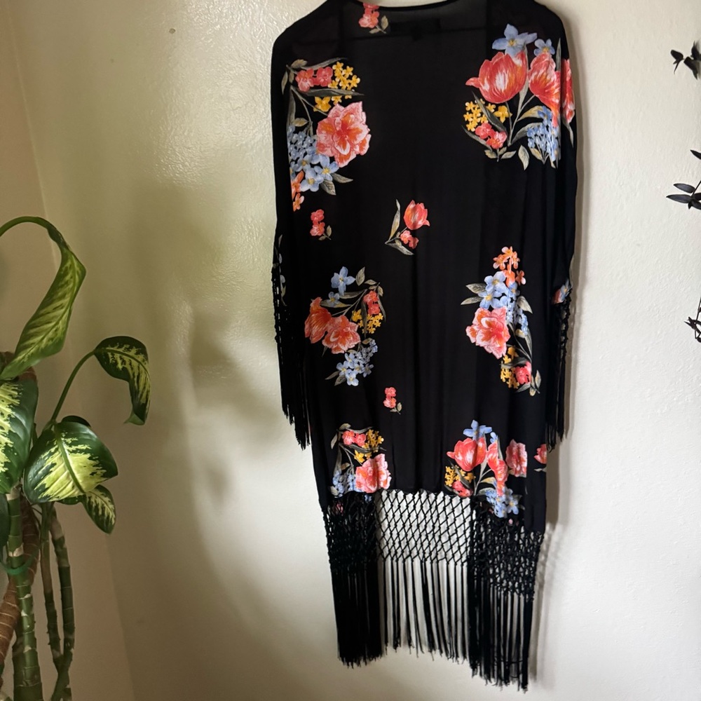 Torrid | Insider Floral Fringe Kimono - Picture 6 of 8